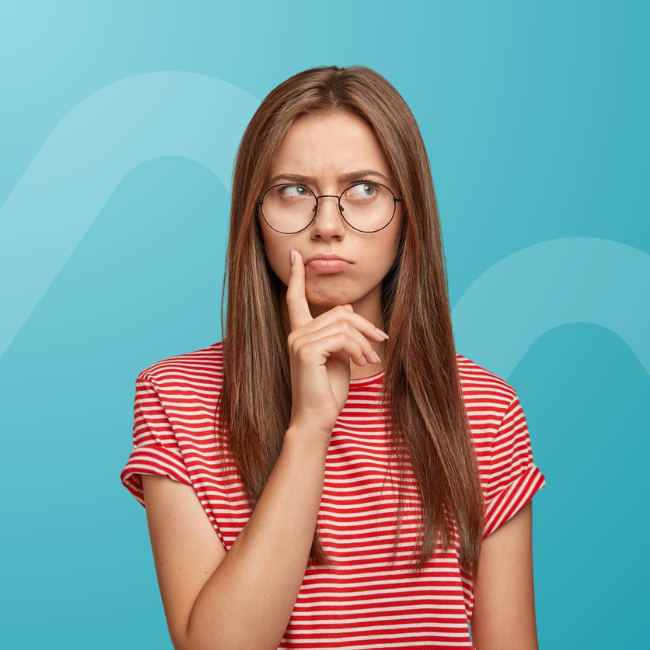 Une femme interrogative sur fond bleu